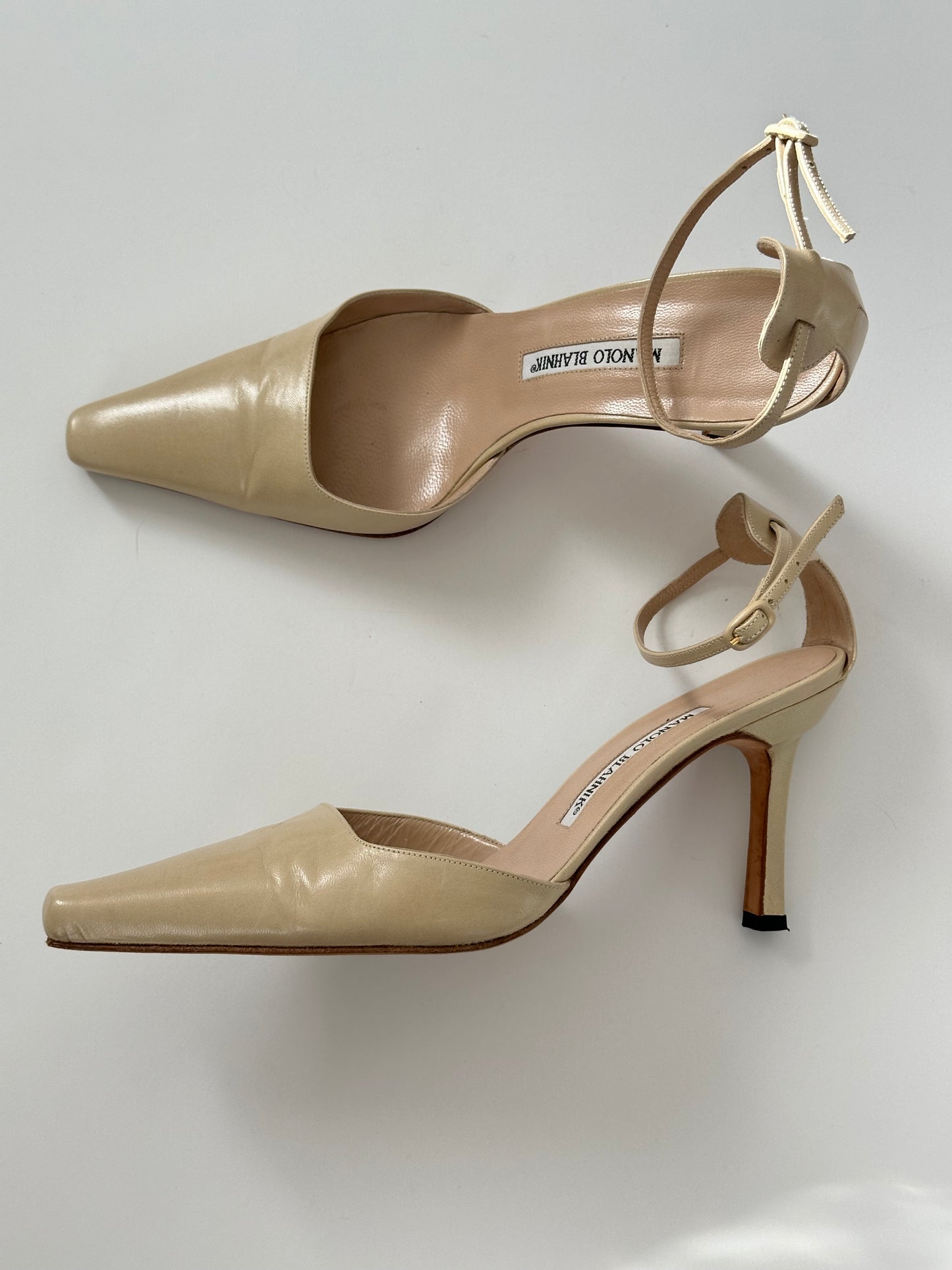 Manolo Blahnik Crème Heel (37.5)