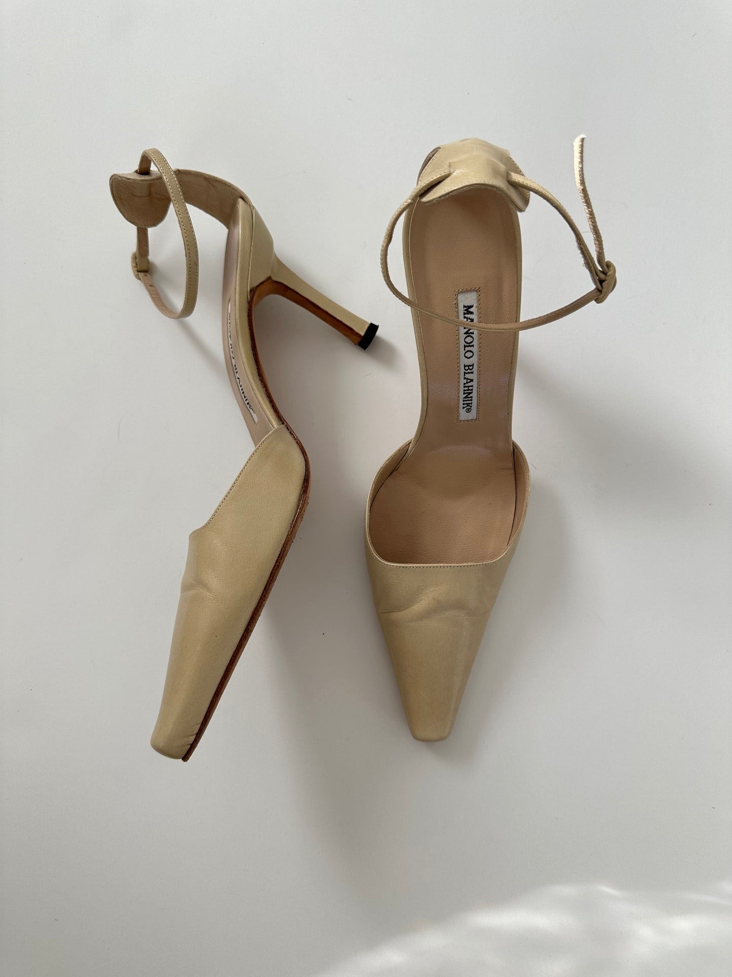 Manolo Blahnik Crème Heel (37.5)